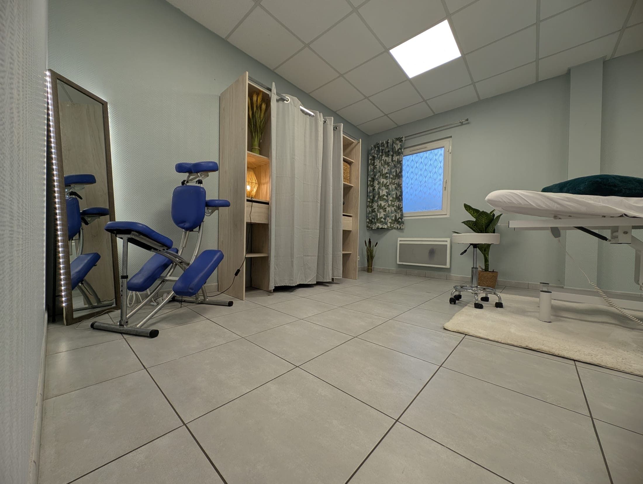 Vue d'ensemble du cabinet d'Ingré : chaise de massage et table de soin