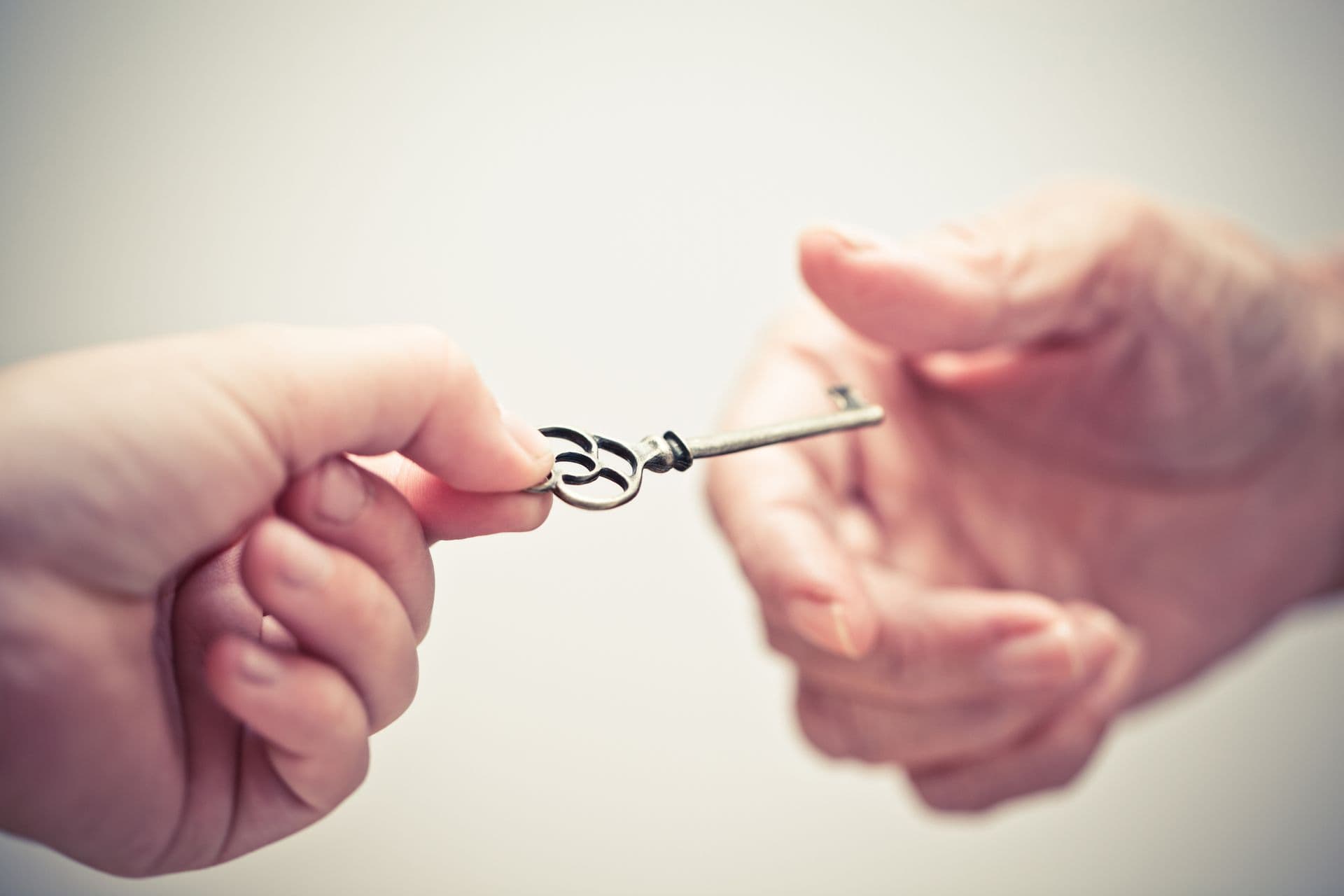 Mains qui donnent une clé