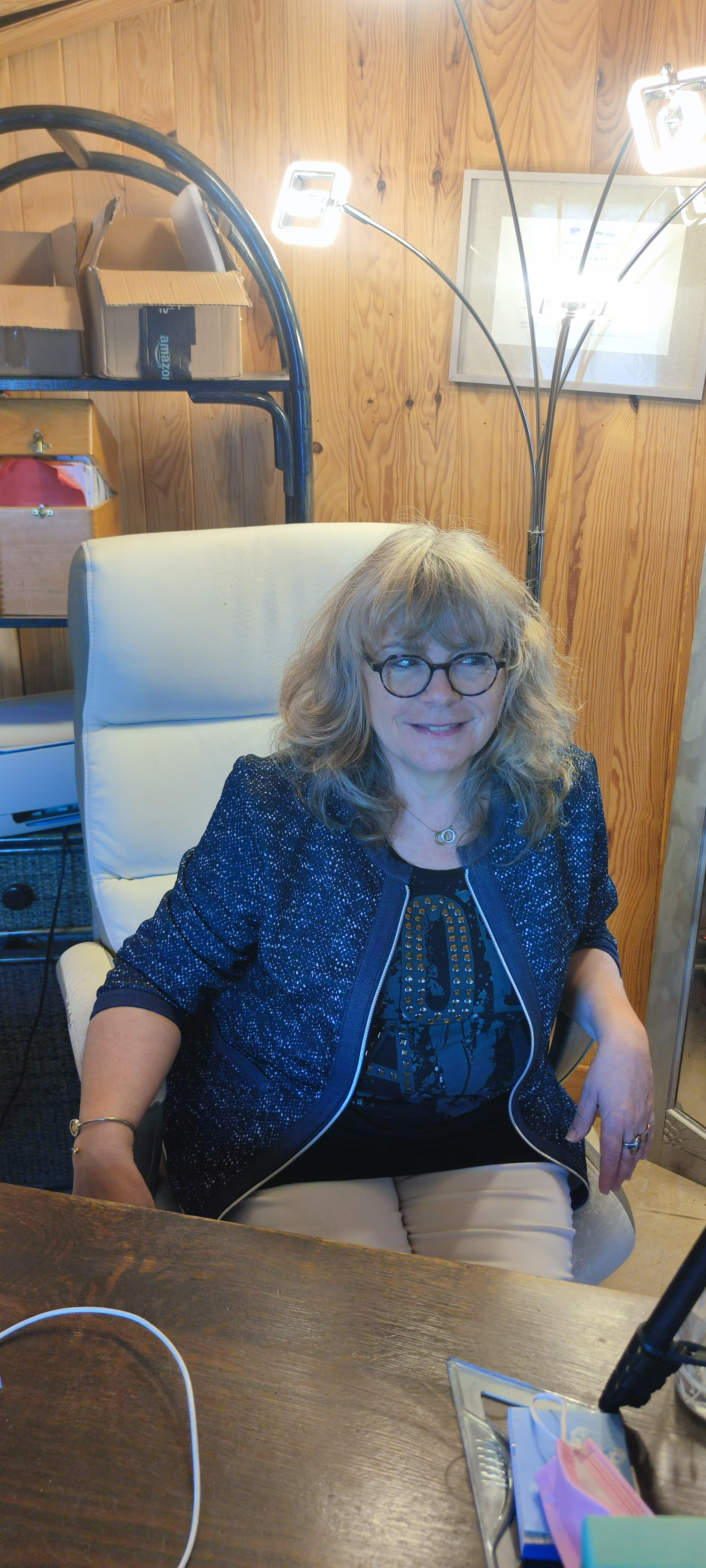 Sylvie Pérard, dans son cabinet