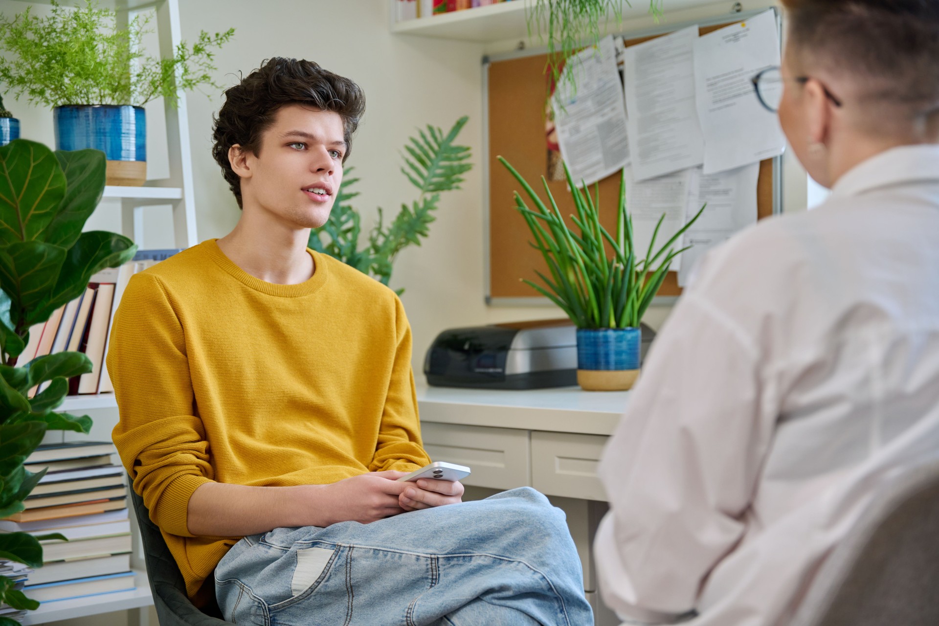 Un étudiant à une réunion avec un conseiller professionnel, un travailleur social